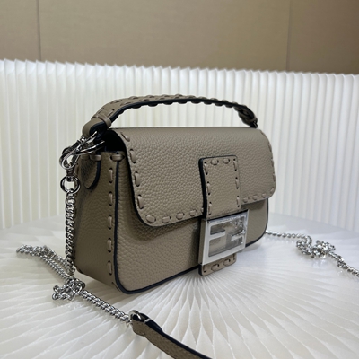 フェンディバッグ背面デザイン